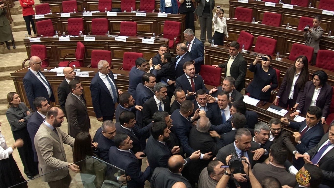 Ermənistan parlamentində deputatlar arasında əlbəyaxa dava- FOTO - Təzadlar - Təzadlar xəbəri üçün şəkil